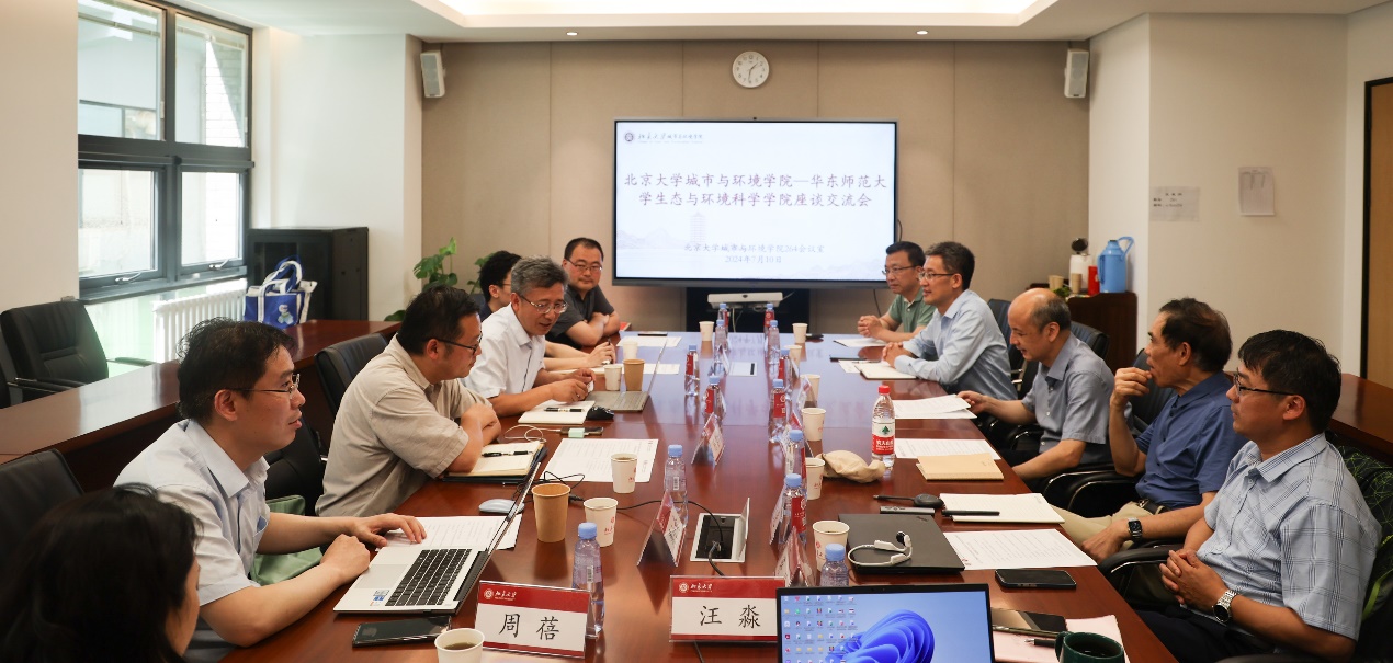 双方代表介绍参会人员.jpg