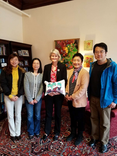 我院教师邓泓、张勇、柳欣源在周宇老师陪同下与瓦萨学院校长Elizabeth Bradley（中间）会面